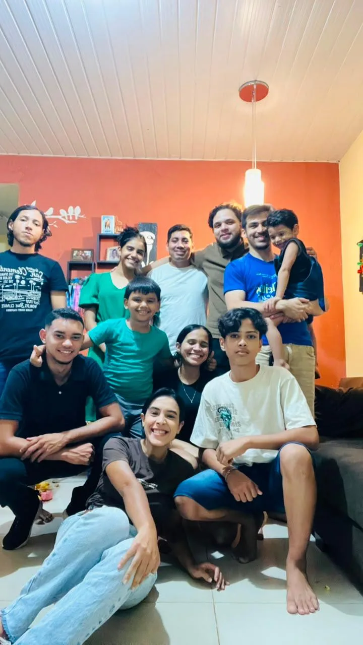 Jovens reunidos em uma casa
