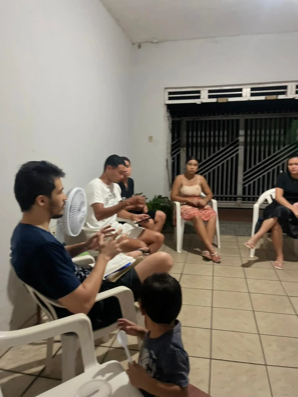 Jovens reunidos em roda para estudar a Palavra