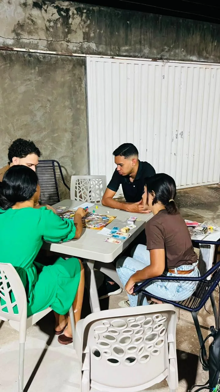 Jovens jogando em volta de uma mesa