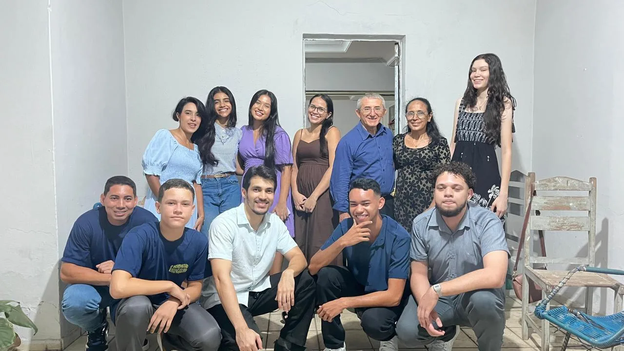 Jovens e irmãos em foto de grupo