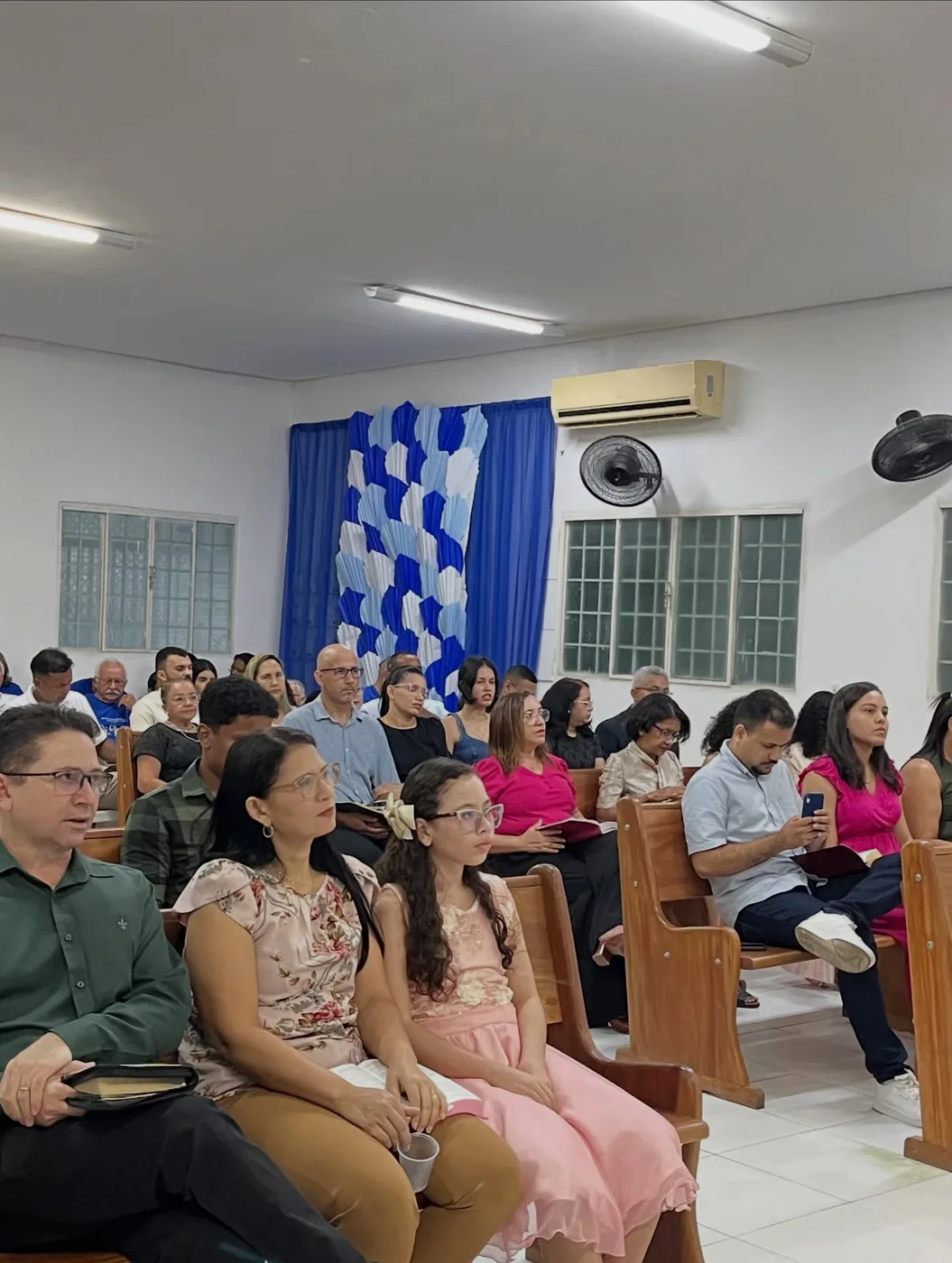 Congregação reunida durante o culto