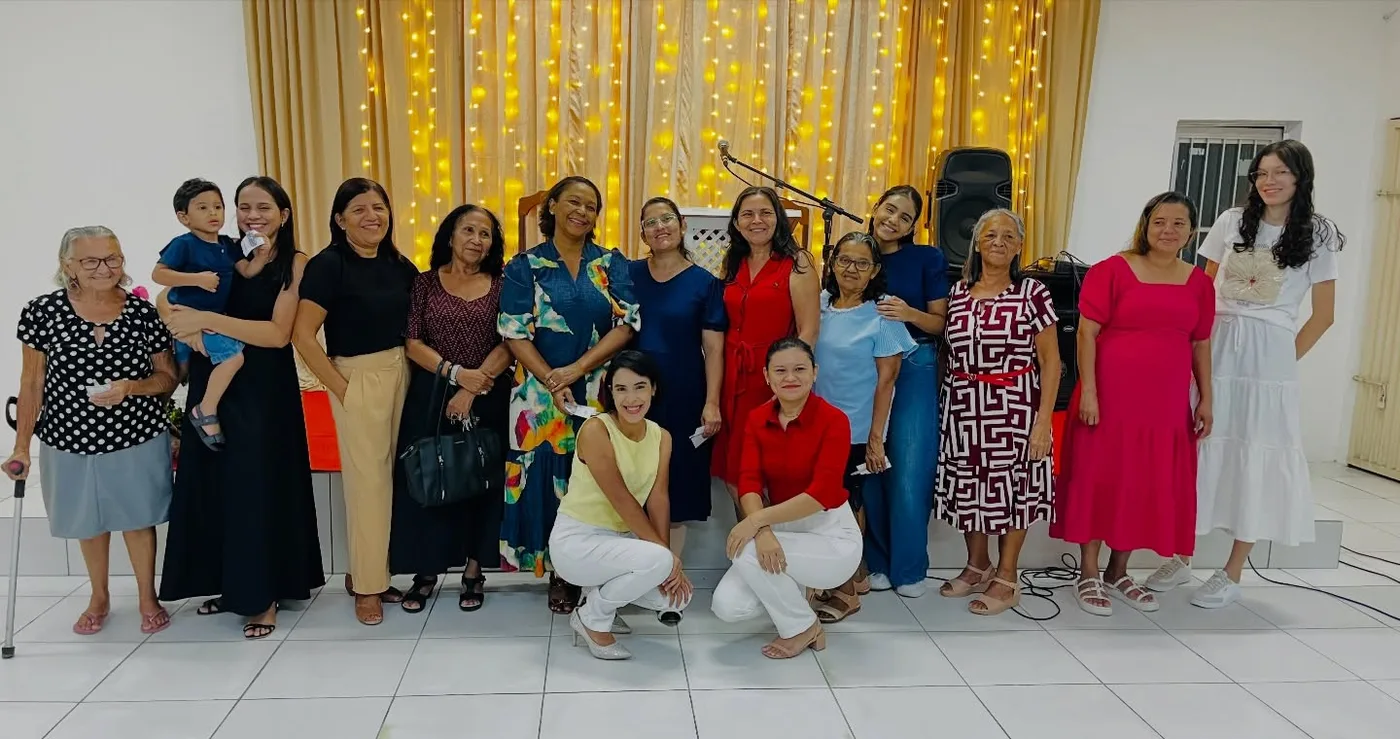 Irmãs da igreja reunidas