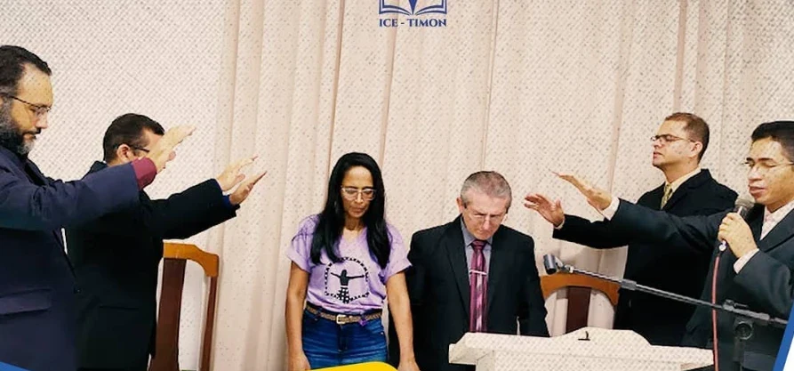 Pastores e irmãos em oração durante o culto
